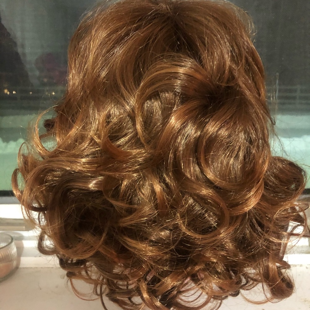 Beautiful Carmel Brown wig. NEW